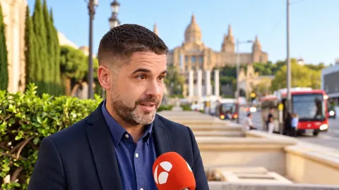 Carlos Moreno Clemente atiende a un medio de televisión en Barcelona