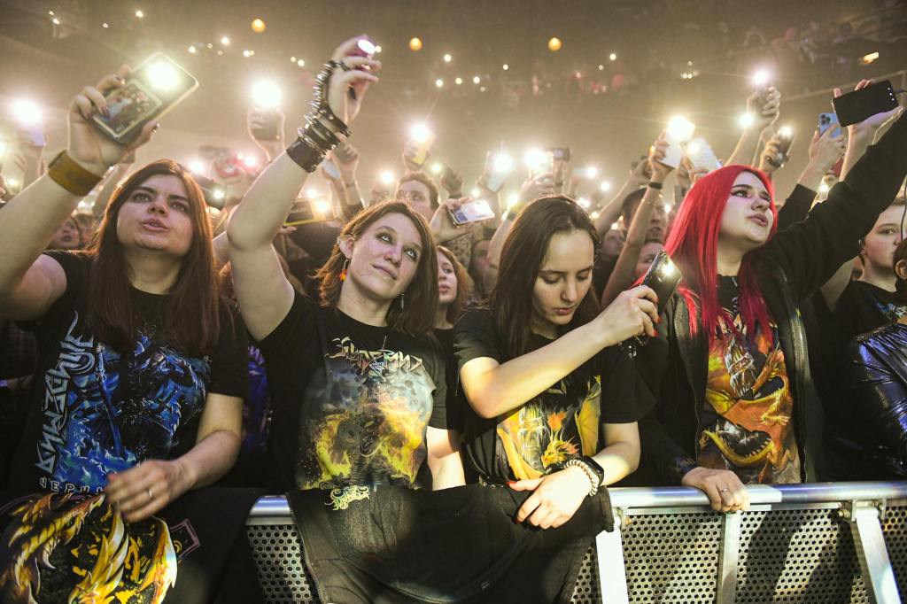 FOMO en eventos y conciertos: cómo evoluciona la experiencia del asistente en la era&nbsp;digital